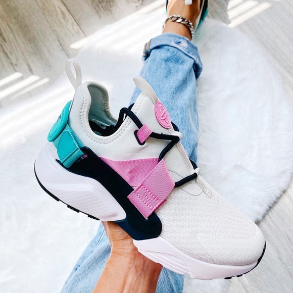 Nike Shoes - Nike air huarache city sneakers